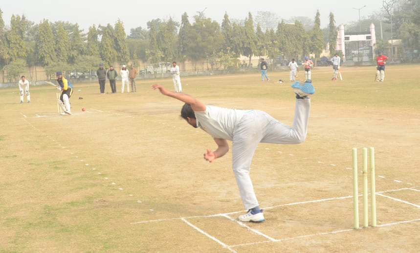 अंबाला छावनी के सनातन धर्म कालेज में क्रिकेट के ट्रायल के दौरान गेंदबाजी करता खिलाड़ी। संवाद