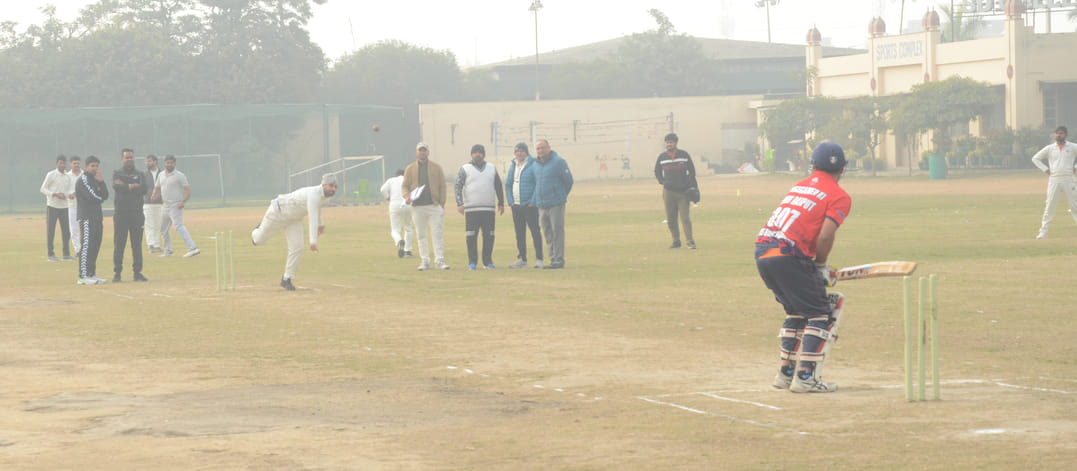 अंबाला छावनी के सनातन धर्म कालेज में क्रिकेट के ट्रायल के दौरान गेंदबाजी करता खिलाड़ी। संवाद