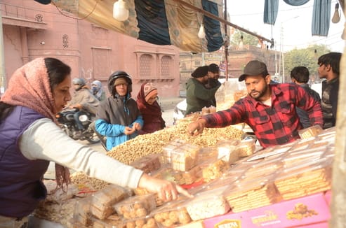 अंबाला छावनी में सनातन धर्म मंदिर के पास रेवड़ी, मूंगफली और गजक की खरीदारी करते लोग। संवाद