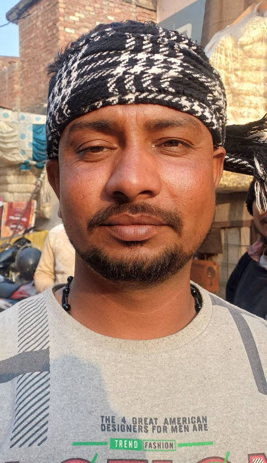 अंबाला छावनी में सनातन धर्म मंदिर के पास रेवड़ी, मूंगफली और गजक की खरीदारी करते लोग। संवाद