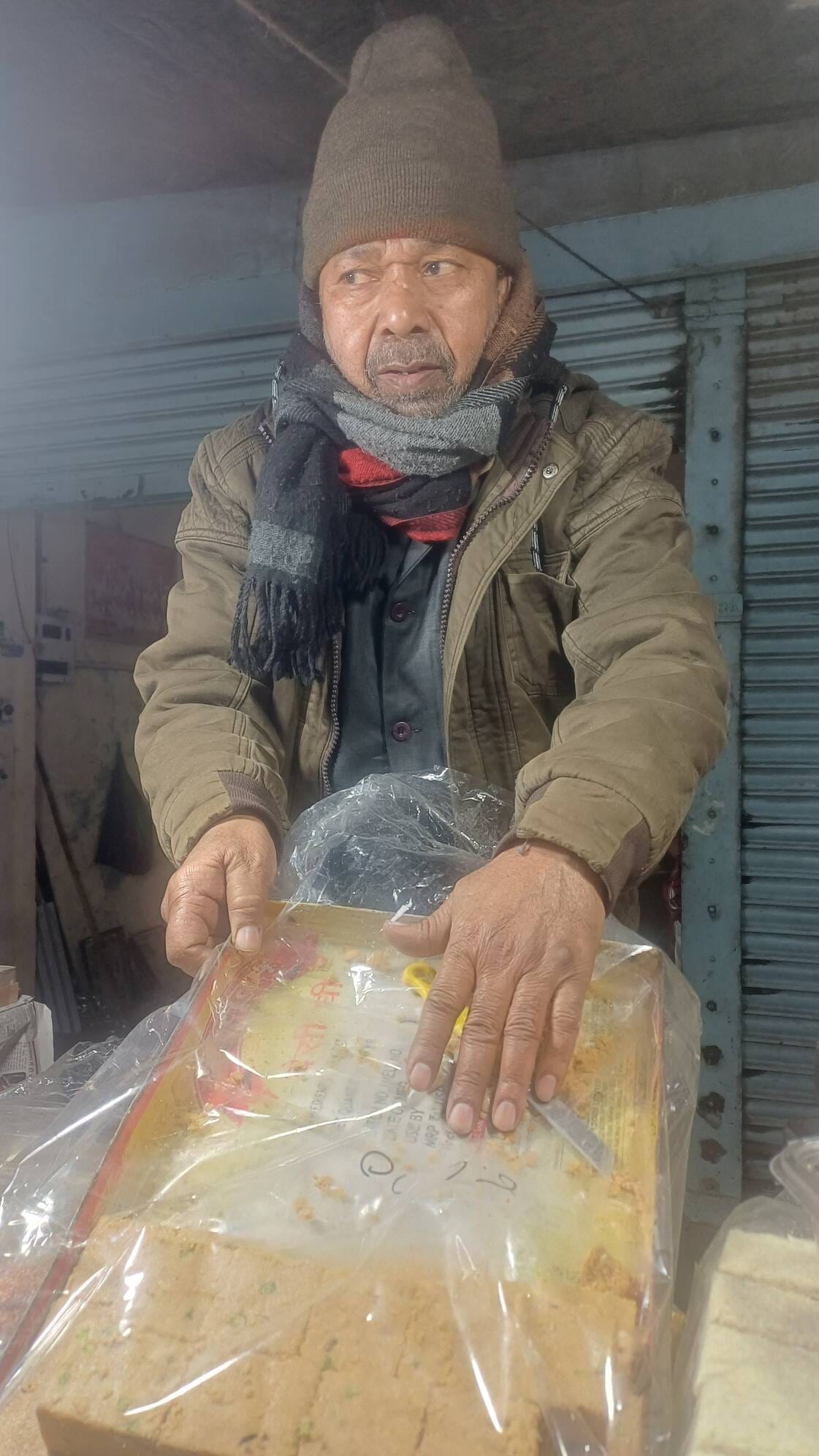 अंबाला छावनी में सनातन धर्म मंदिर के पास रेवड़ी, मूंगफली और गजक की खरीदारी करते लोग। संवाद