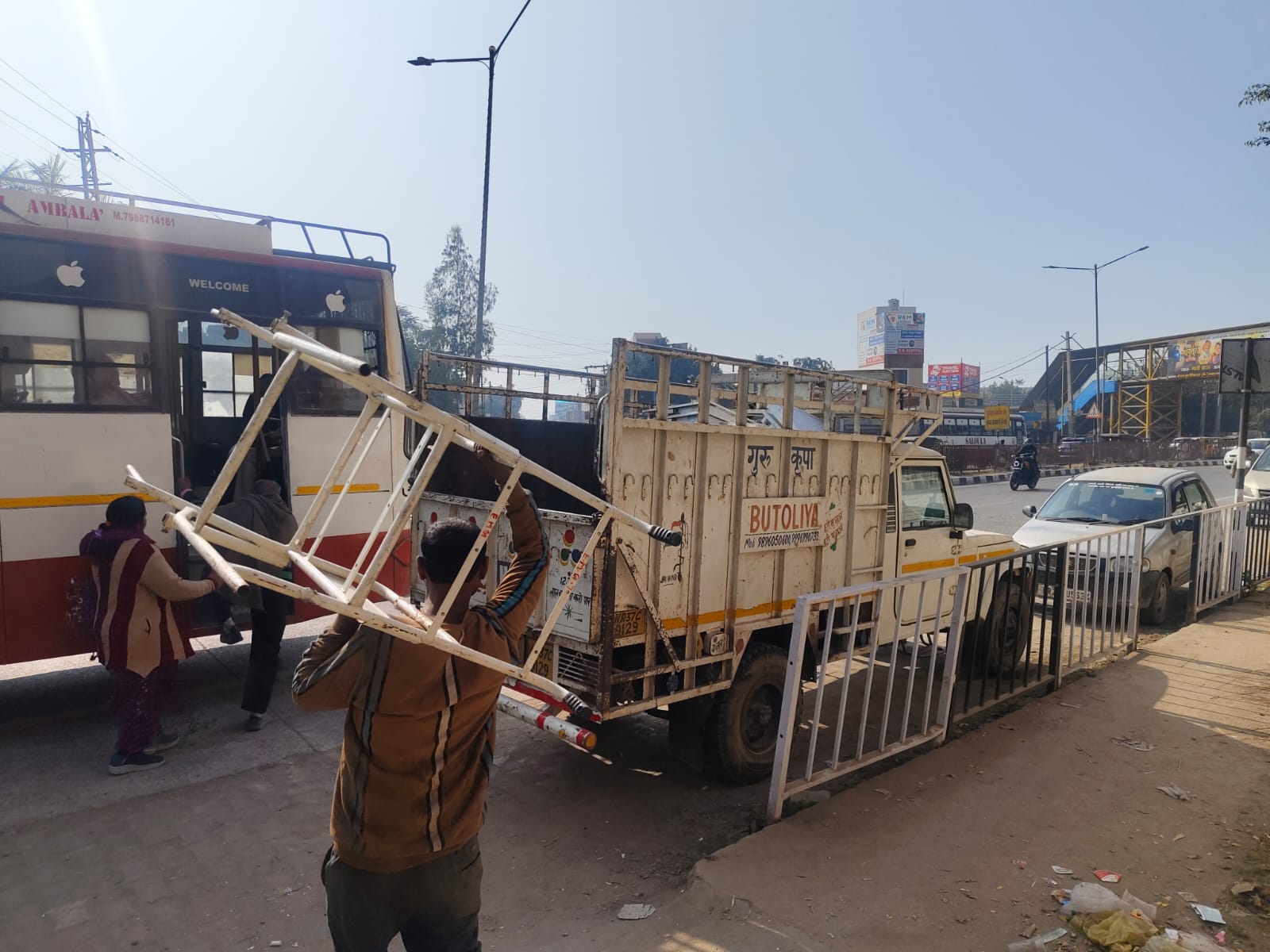 अंबाला कैंट के नागरिक अस्पताल की बेसमेंट में से टूटी व्हीलचेयर को उठाए निजी कर्मचारी: संवाद अंबाला कैंट के नागरिक अस्पताल की बेसमेंट में से टूटी व्हीलचेयर को उठाए निजी कर्मचारी: संवाद