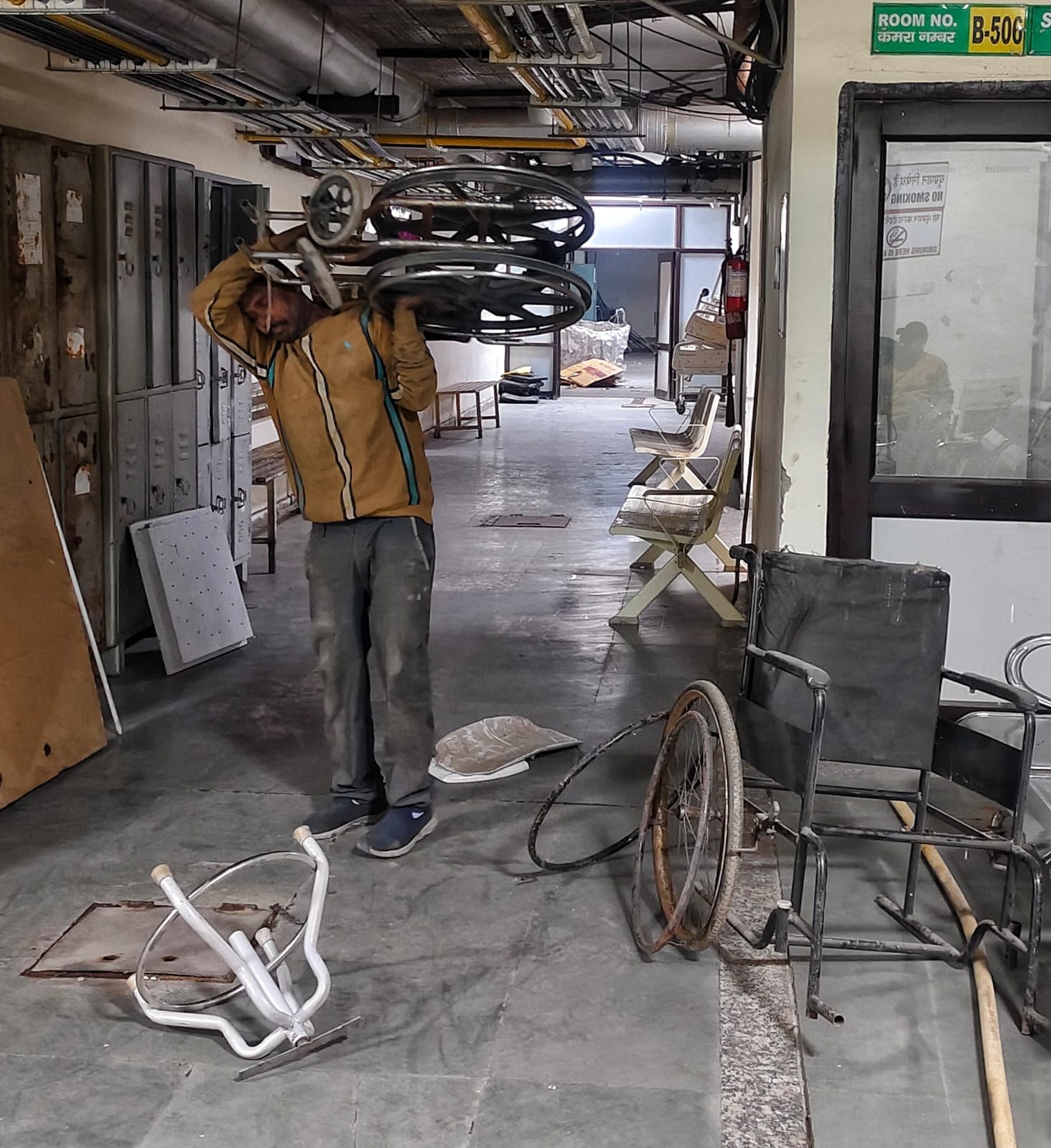 अंबाला कैंट के नागरिक अस्पताल की बेसमेंट में से टूटी व्हीलचेयर को उठाए निजी कर्मचारी: संवाद अंबाला कैंट के नागरिक अस्पताल की बेसमेंट में से टूटी व्हीलचेयर को उठाए निजी कर्मचारी: संवाद