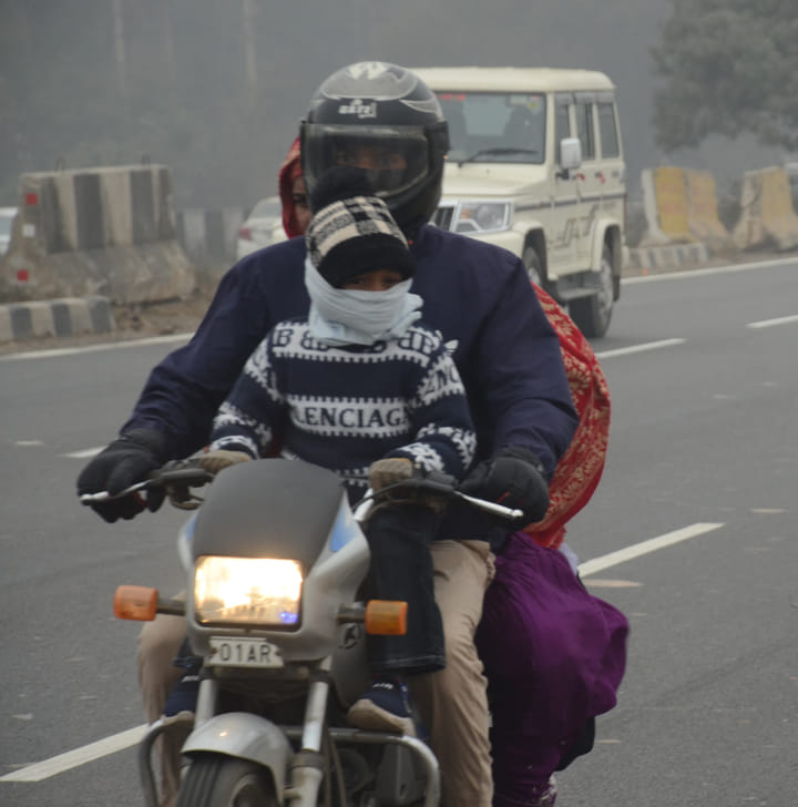 अंबाला दिल्ली राजमार्ग पर कोहरे के दौरान लाइट ऑन कर गुजरते वाहन चालक। संवाद अंबाला दिल्ली राजमार्ग पर कोहरे के दौरान लाइट ऑन कर गुजरते वाहन चालक। संवाद