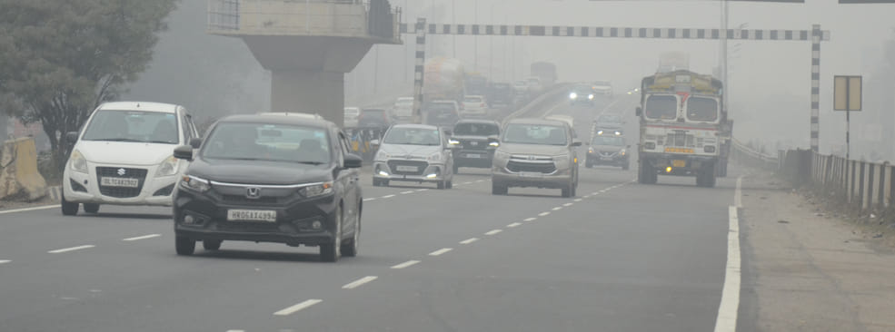 अंबाला दिल्ली राजमार्ग पर कोहरे के दौरान लाइट ऑन कर गुजरते वाहन चालक। संवाद अंबाला दिल्ली राजमार्ग पर कोहरे के दौरान लाइट ऑन कर गुजरते वाहन चालक। संवाद