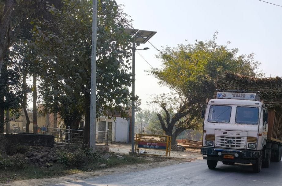 भीखमपुर पुलिस चौकी के सामने से गुजरता ओवरलोड गन्ना भरा ट्रक। संवाद भीखमपुर पुलिस चौकी के सामने से गुजरता ओवरलोड गन्ना भरा ट्रक। संवाद