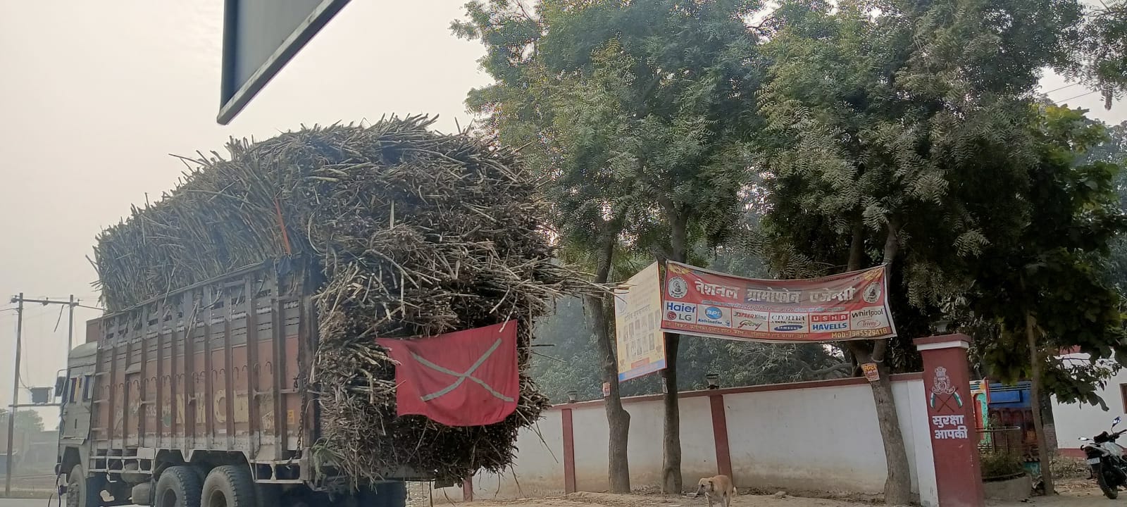 भीखमपुर पुलिस चौकी के सामने से गुजरता ओवरलोड गन्ना भरा ट्रक। संवाद भीखमपुर पुलिस चौकी के सामने से गुजरता ओवरलोड गन्ना भरा ट्रक। संवाद