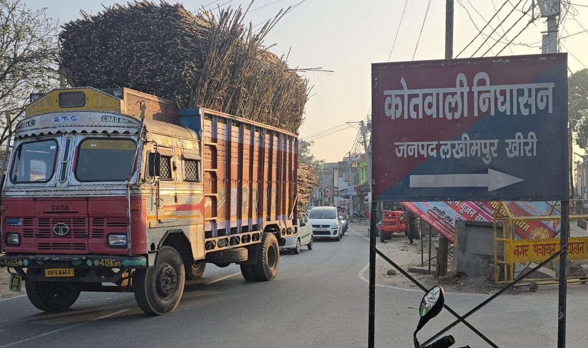 भीखमपुर पुलिस चौकी के सामने से गुजरता ओवरलोड गन्ना भरा ट्रक। संवाद भीखमपुर पुलिस चौकी के सामने से गुजरता ओवरलोड गन्ना भरा ट्रक। संवाद