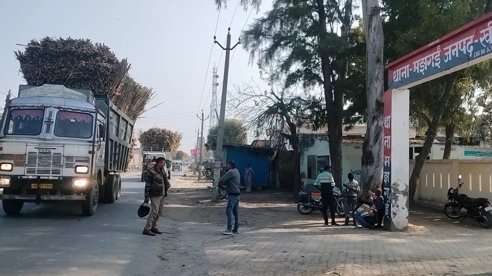 भीखमपुर पुलिस चौकी के सामने से गुजरता ओवरलोड गन्ना भरा ट्रक। संवाद भीखमपुर पुलिस चौकी के सामने से गुजरता ओवरलोड गन्ना भरा ट्रक। संवाद