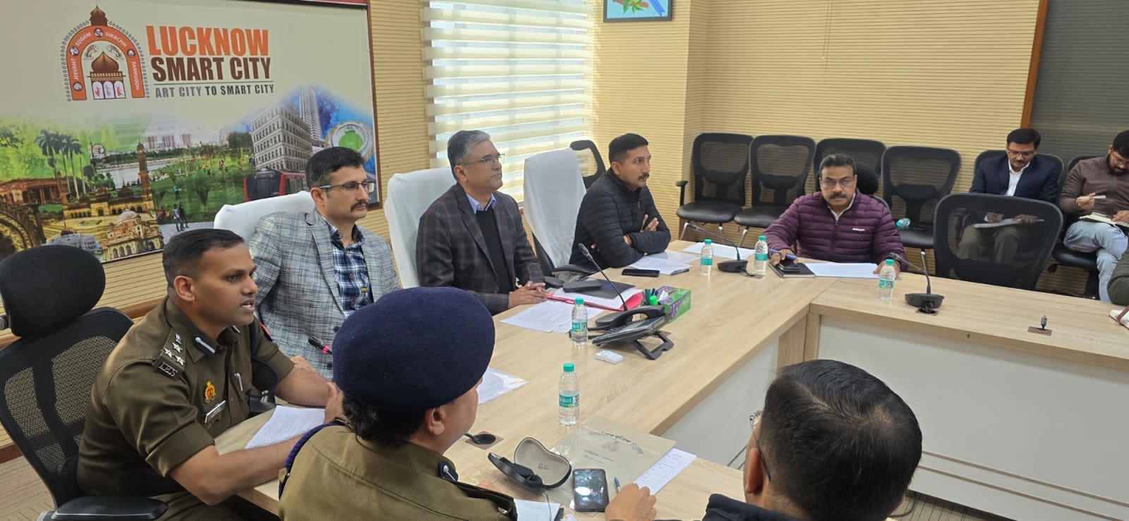 बैठक में मौजूद कमिश्नर, डीएम व अन्य अधिकारी।