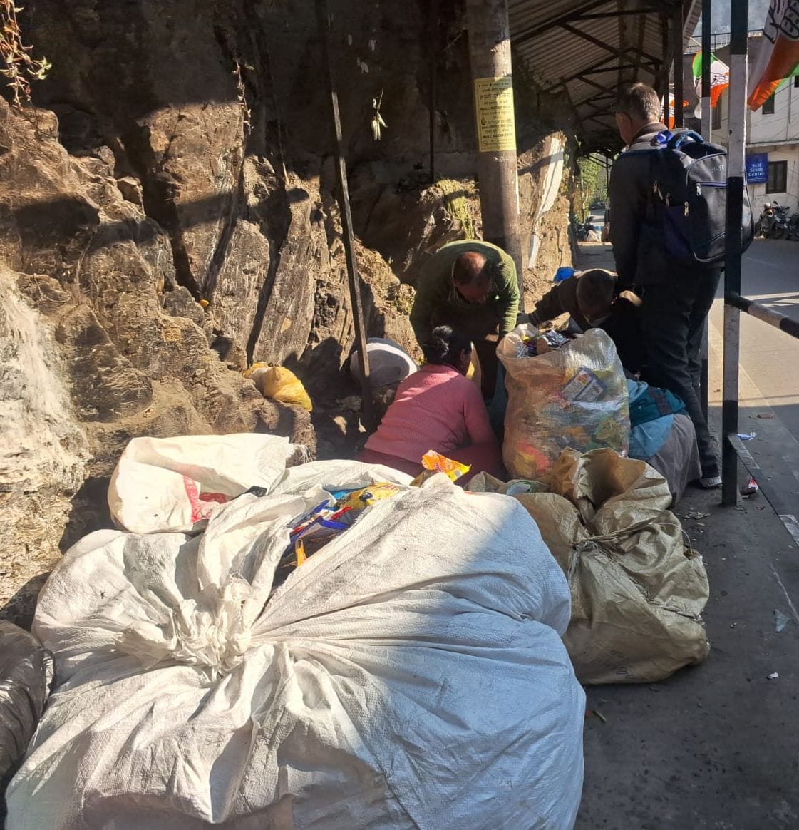 चंबा के उदयपुर में निर्माणाधीन सामुदायिक भवन की गुणवत्ता जांचते बीडीओ महेश।संवाद