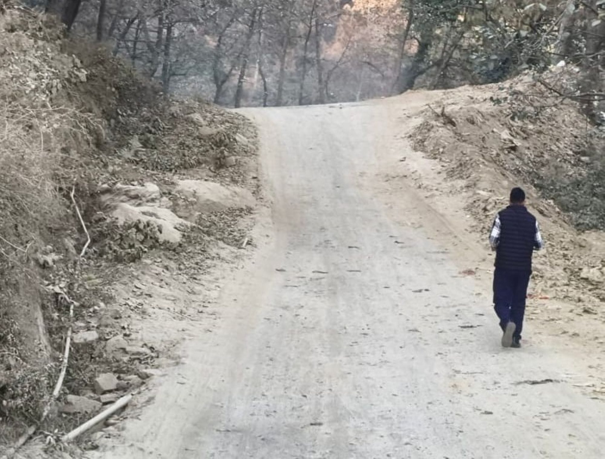 चंबा के उदयपुर में निर्माणाधीन सामुदायिक भवन की गुणवत्ता जांचते बीडीओ महेश।संवाद
