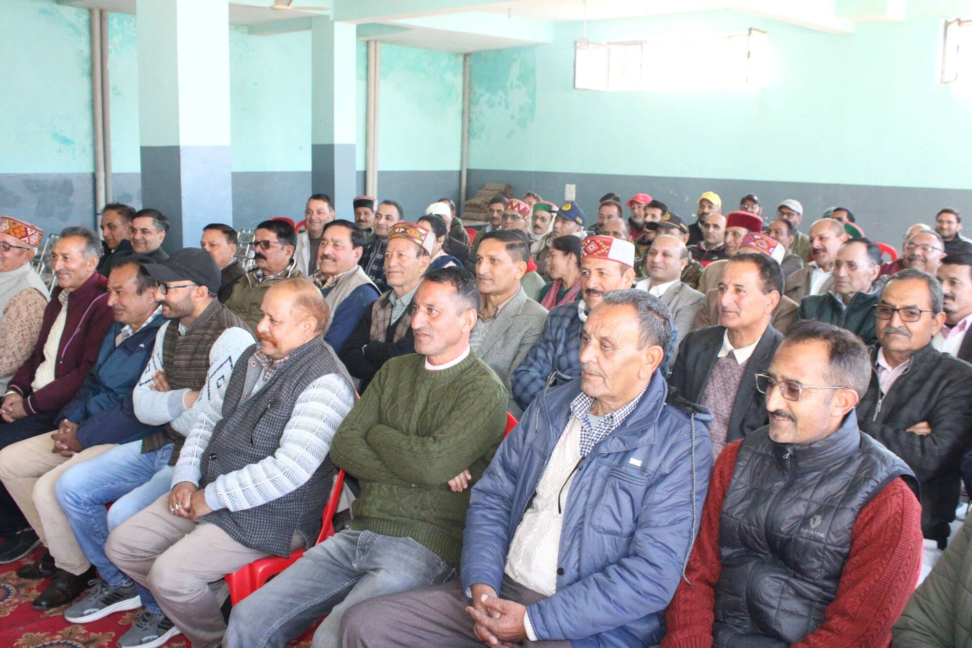 चंबा के उदयपुर में निर्माणाधीन सामुदायिक भवन की गुणवत्ता जांचते बीडीओ महेश।संवाद