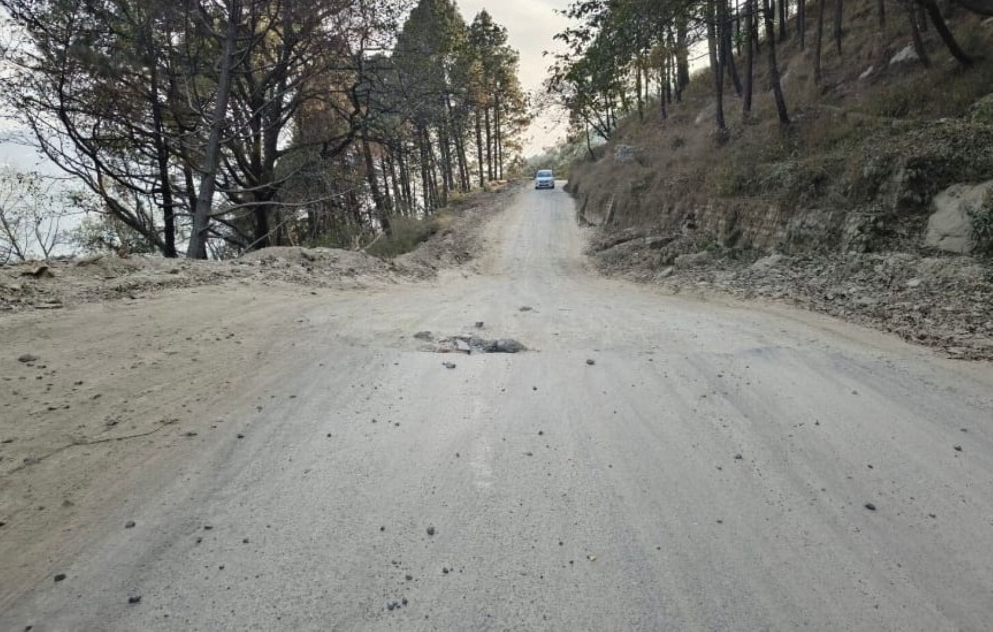 चंबा के उदयपुर में निर्माणाधीन सामुदायिक भवन की गुणवत्ता जांचते बीडीओ महेश।संवाद
