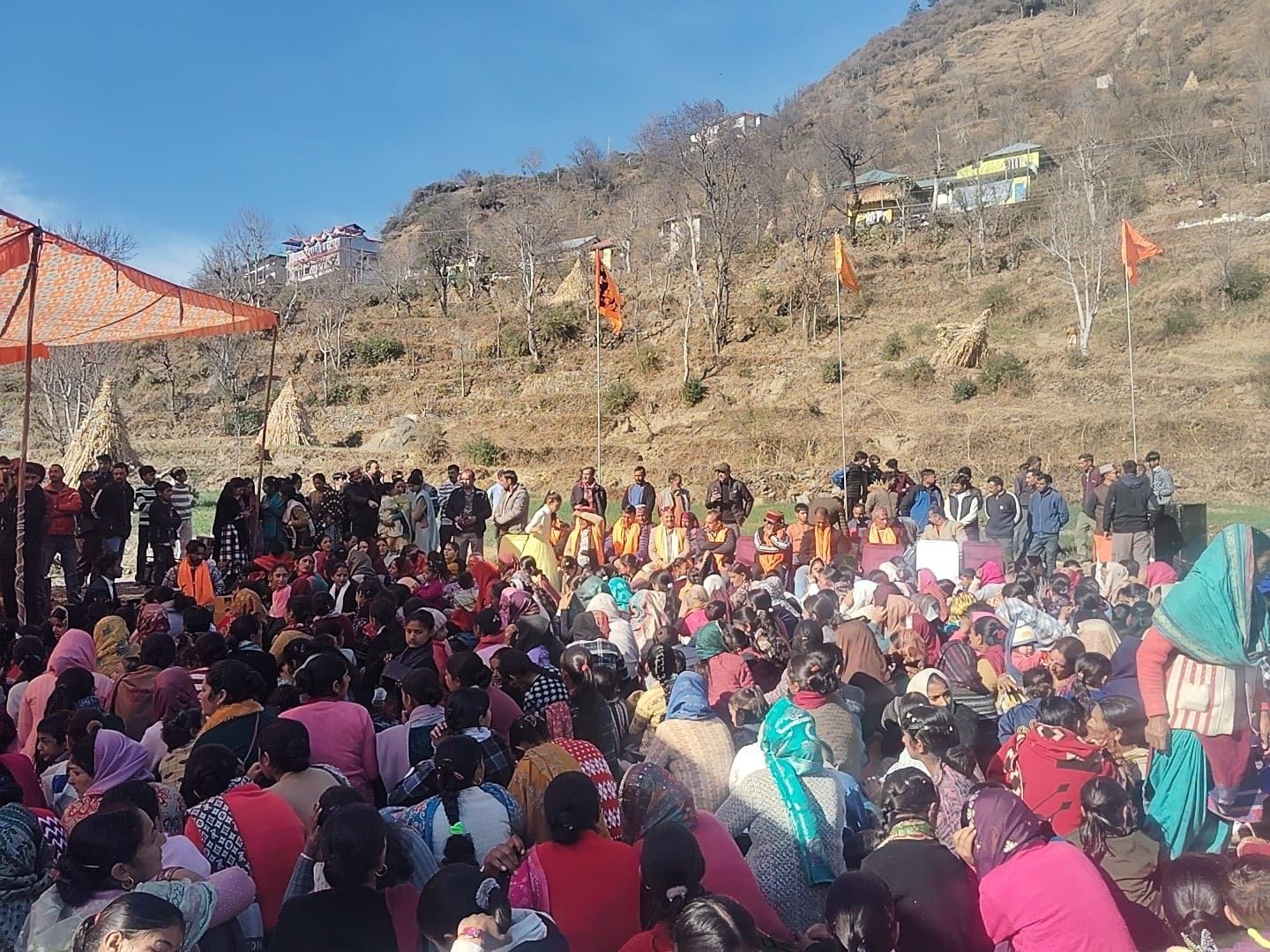 चंबा के उदयपुर में निर्माणाधीन सामुदायिक भवन की गुणवत्ता जांचते बीडीओ महेश।संवाद