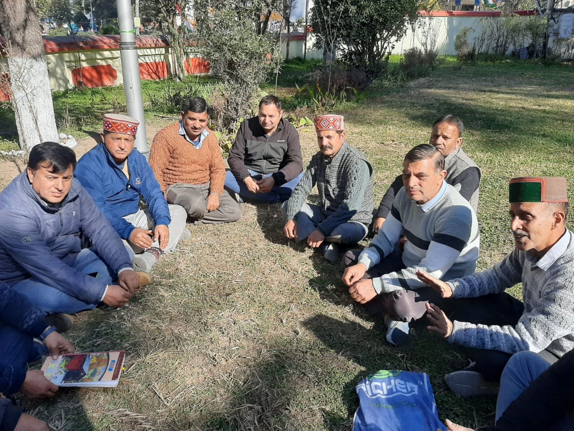 चंबा के उदयपुर में निर्माणाधीन सामुदायिक भवन की गुणवत्ता जांचते बीडीओ महेश।संवाद