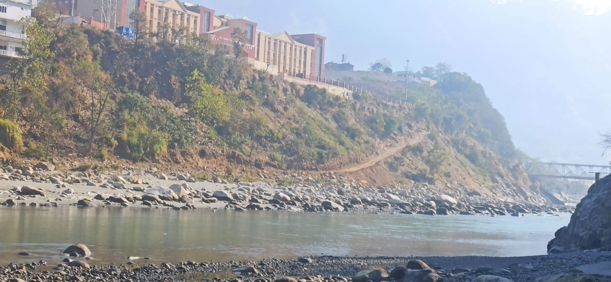 चंबा के उदयपुर में निर्माणाधीन सामुदायिक भवन की गुणवत्ता जांचते बीडीओ महेश।संवाद