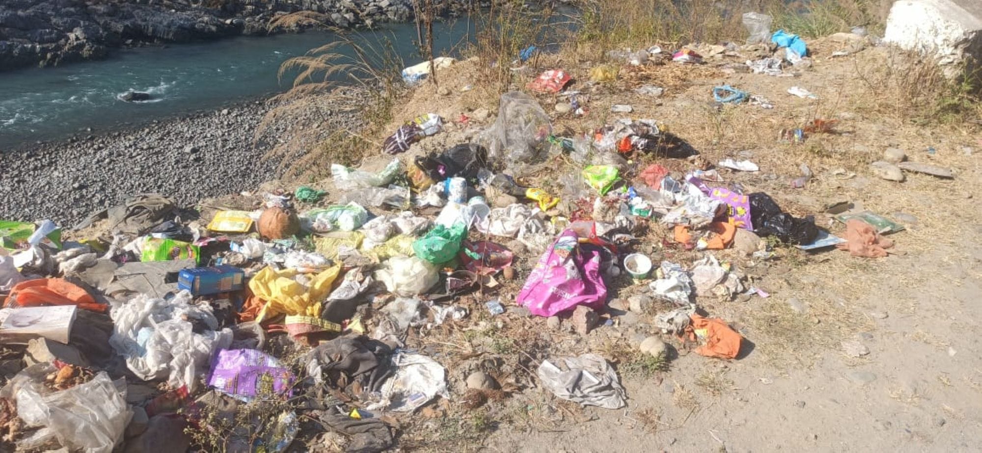 चंबा के उदयपुर में निर्माणाधीन सामुदायिक भवन की गुणवत्ता जांचते बीडीओ महेश।संवाद