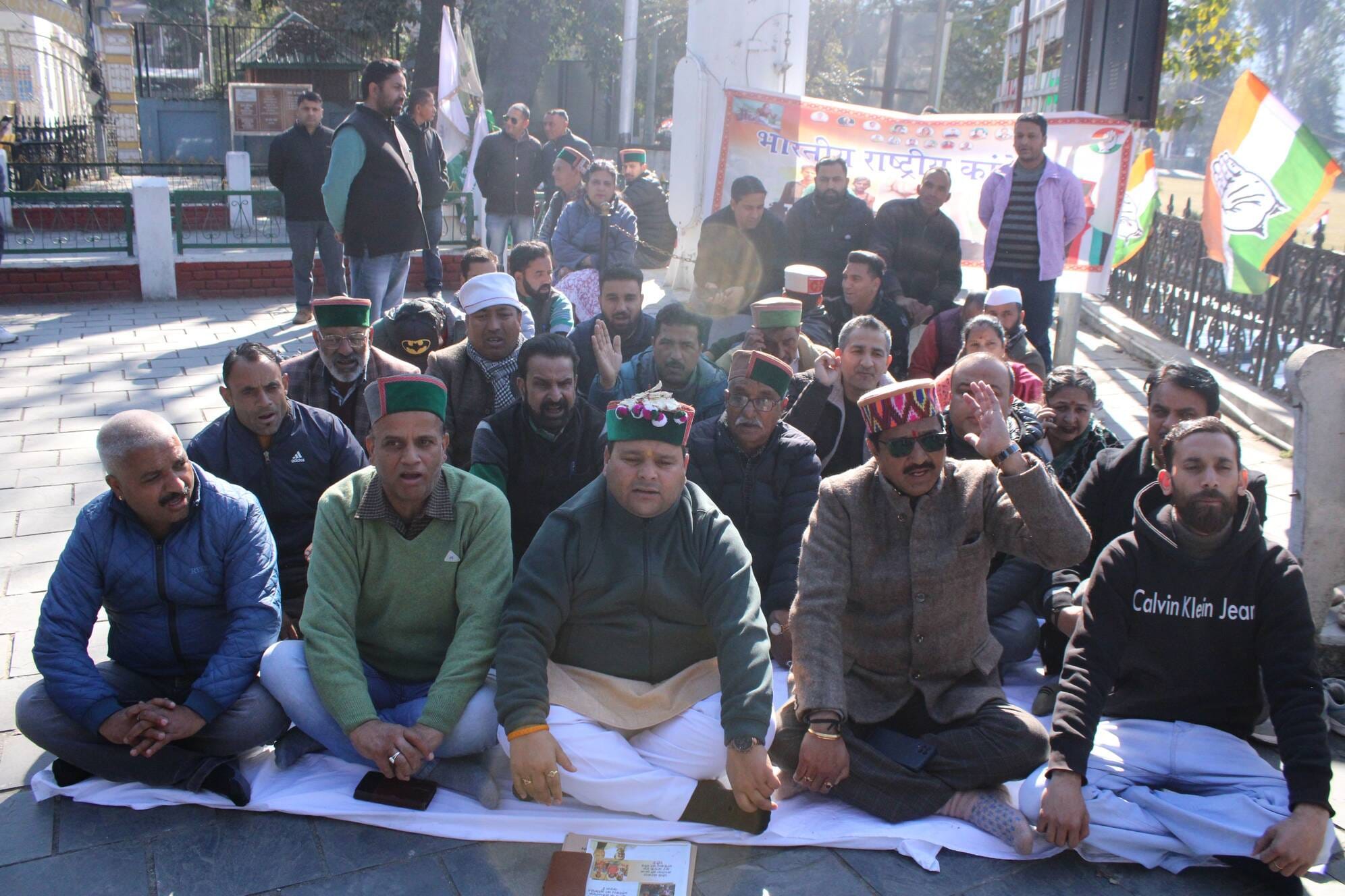 चंबा के उदयपुर में निर्माणाधीन सामुदायिक भवन की गुणवत्ता जांचते बीडीओ महेश।संवाद