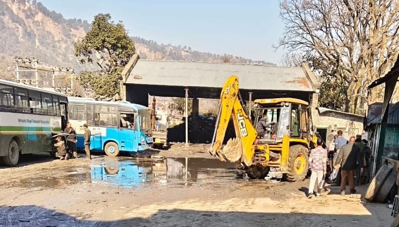 चंबा के उदयपुर में निर्माणाधीन सामुदायिक भवन की गुणवत्ता जांचते बीडीओ महेश।संवाद