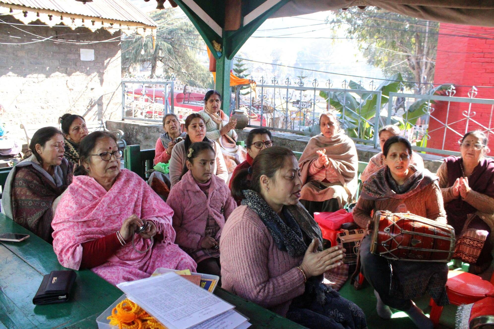 चंबा के उदयपुर में निर्माणाधीन सामुदायिक भवन की गुणवत्ता जांचते बीडीओ महेश।संवाद