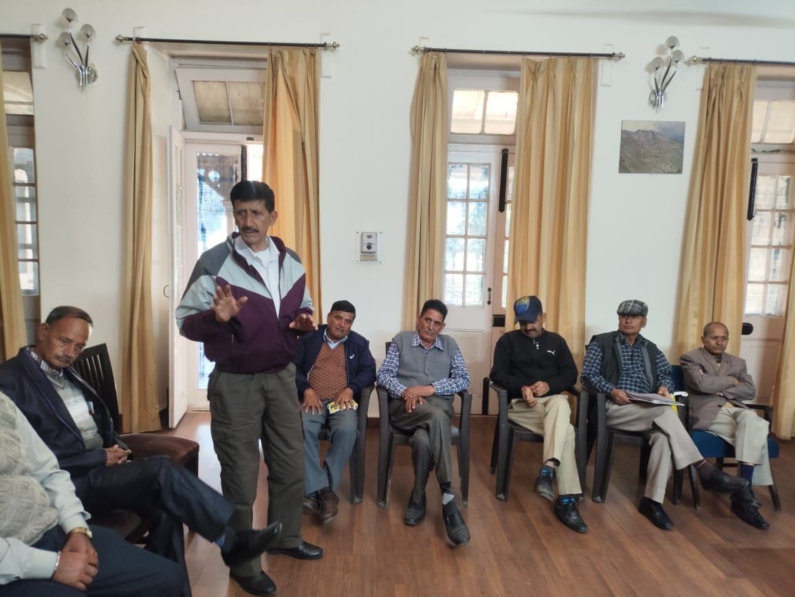चंबा के उदयपुर में निर्माणाधीन सामुदायिक भवन की गुणवत्ता जांचते बीडीओ महेश।संवाद