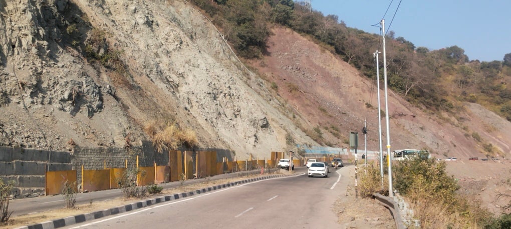 चक्कीमोड़ के पहाड़ पर मैकमेश तकनीक से कार्य करते हुए। संवाद चक्कीमोड़ के पहाड़ पर मैकमेश तकनीक से कार्य करते हुए। संवाद