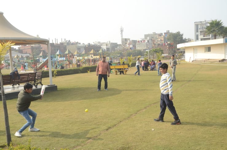 छावनी के नेताजी सुभाष चंद्र बोस पार्क में खेलते बच्चे। संवाद