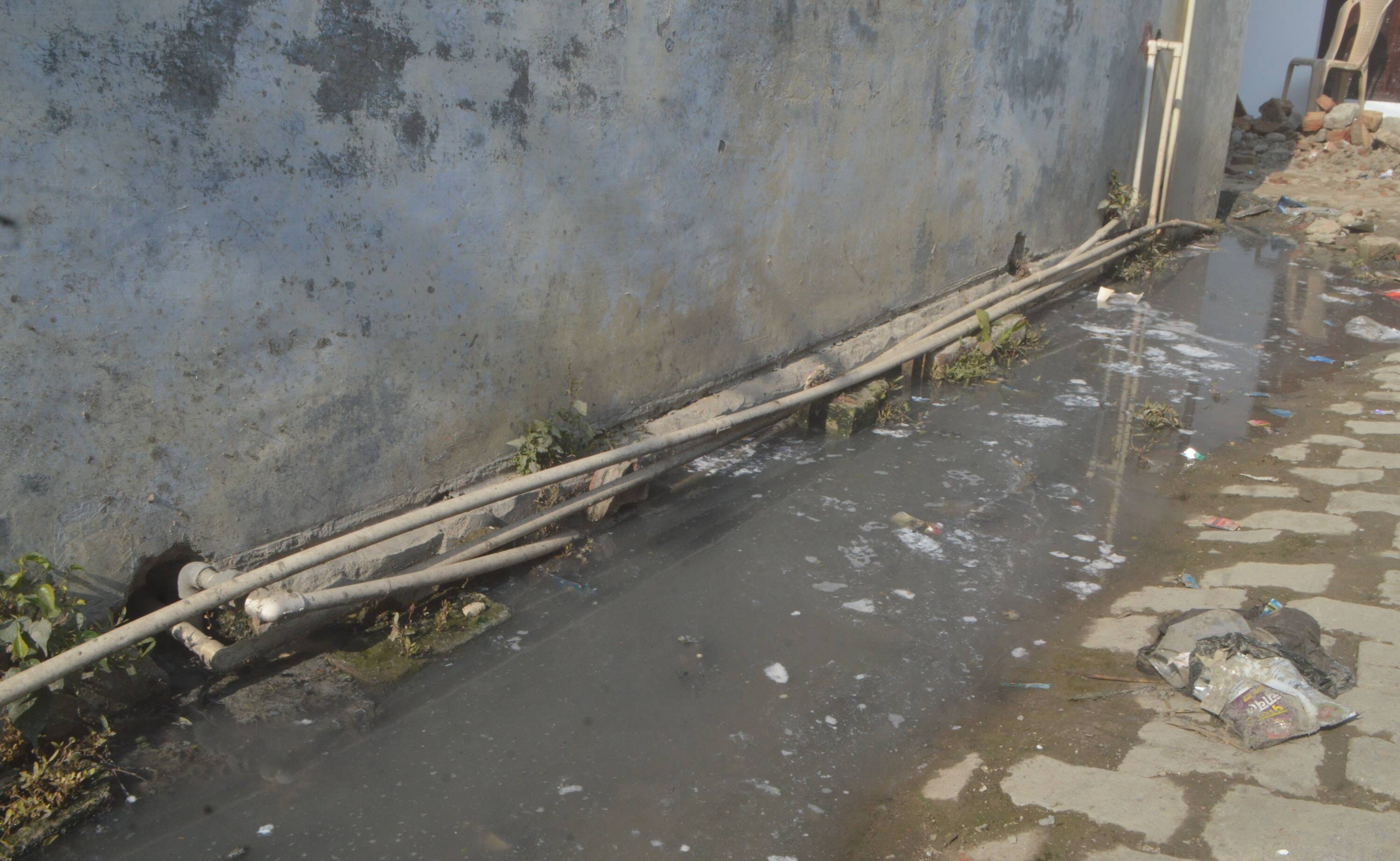 फोटो-03- आवास विकास कॉलोनी के सी ब्लॉक में कुछ इस तरह नाली से गुजरी वाटर लाइन। संवाद
