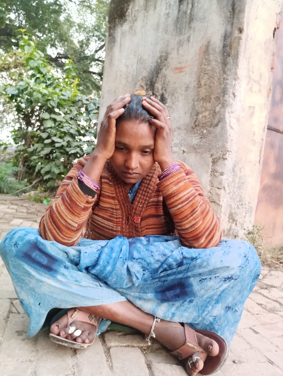 फोटो- 06 पुलिस की मौजूदगी में यमुना की जलधारा में मासूम का शव खोजने के लिए जाल डालते गोताखोर। स