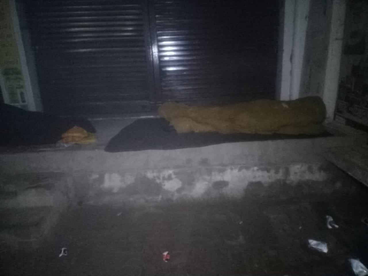 फोटो 1: सौंख में फुटपाथों पर सोते हुए असहाय फोटो 1: सौंख में फुटपाथों पर सोते हुए असहाय