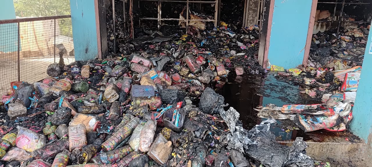 फोटो 10 एचएएमपी 12- गल्ला मंडी के सामने रियाज मार्केट स्थित दुकानों में लगी आग से जले अंडे।  सं