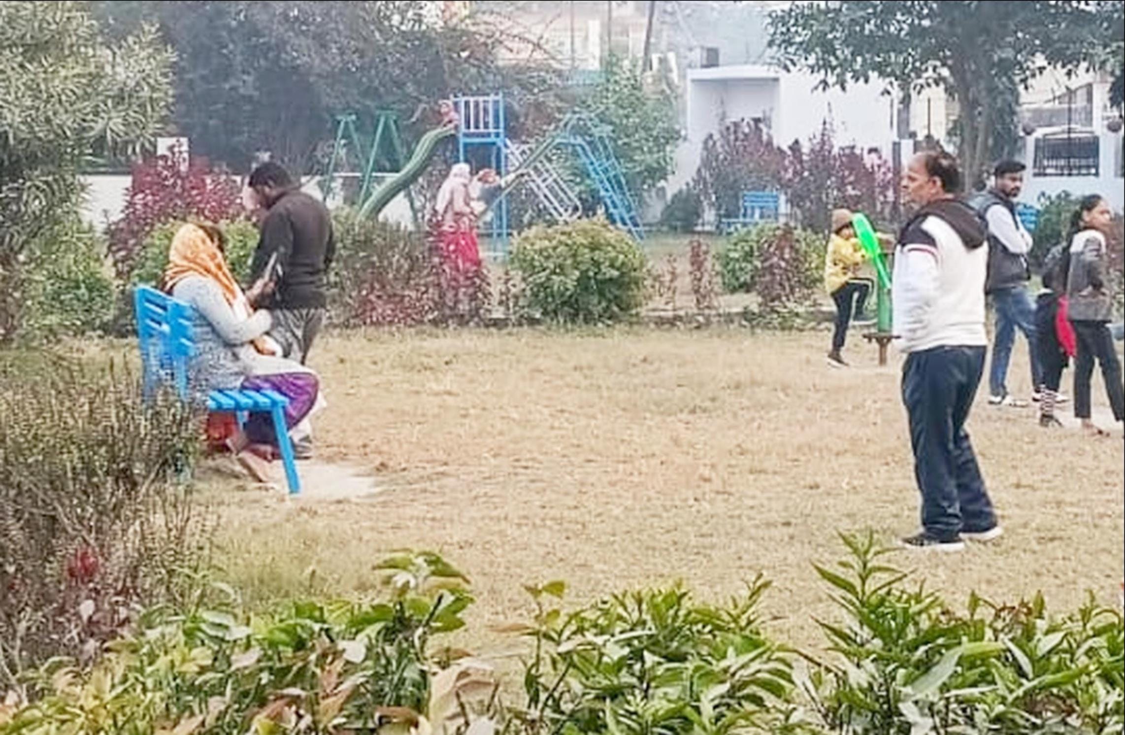 फोटो-20-शहर के हिकमत उल्ला पार्क में मौजूद लोगों की भीड़ और खेलते बच्चे। संवाद फोटो-20-शहर के हिकमत उल्ला पार्क में मौजूद लोगों की भीड़ और खेलते बच्चे। संवाद