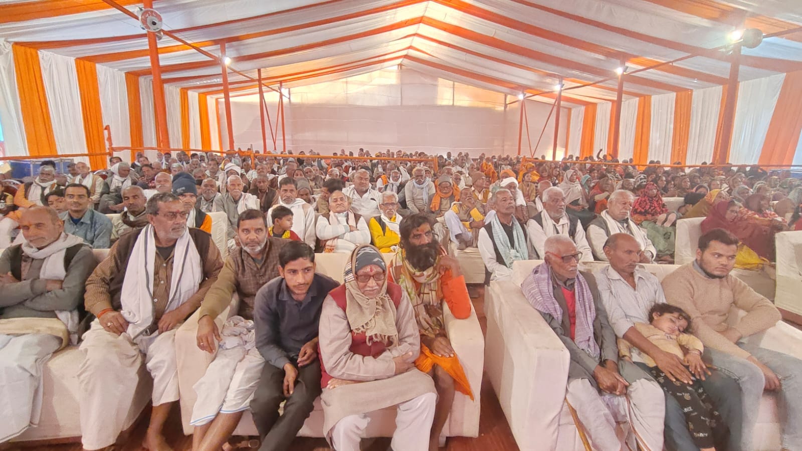 फोटो-24 मेला रामनगरिया में गंगा पूजन करती महिलाएं। संवाद