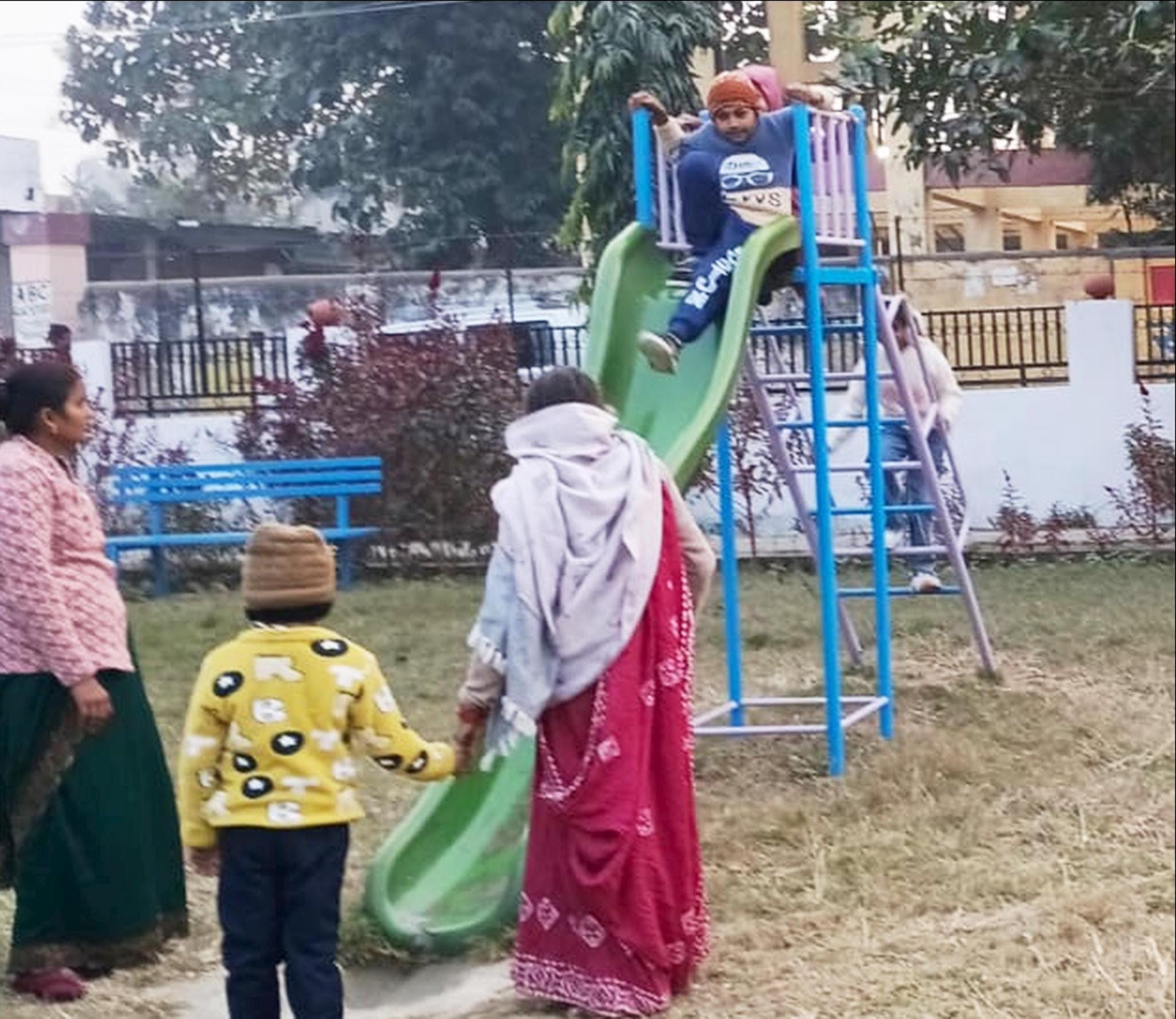 फोटो-28-नवीन मार्केट स्थित पार्क में खिली धूप के बीच शनिवार को झूला झूलते बच्चे। संवाद फोटो-28-नवीन मार्केट स्थित पार्क में खिली धूप के बीच शनिवार को झूला झूलते बच्चे। संवाद