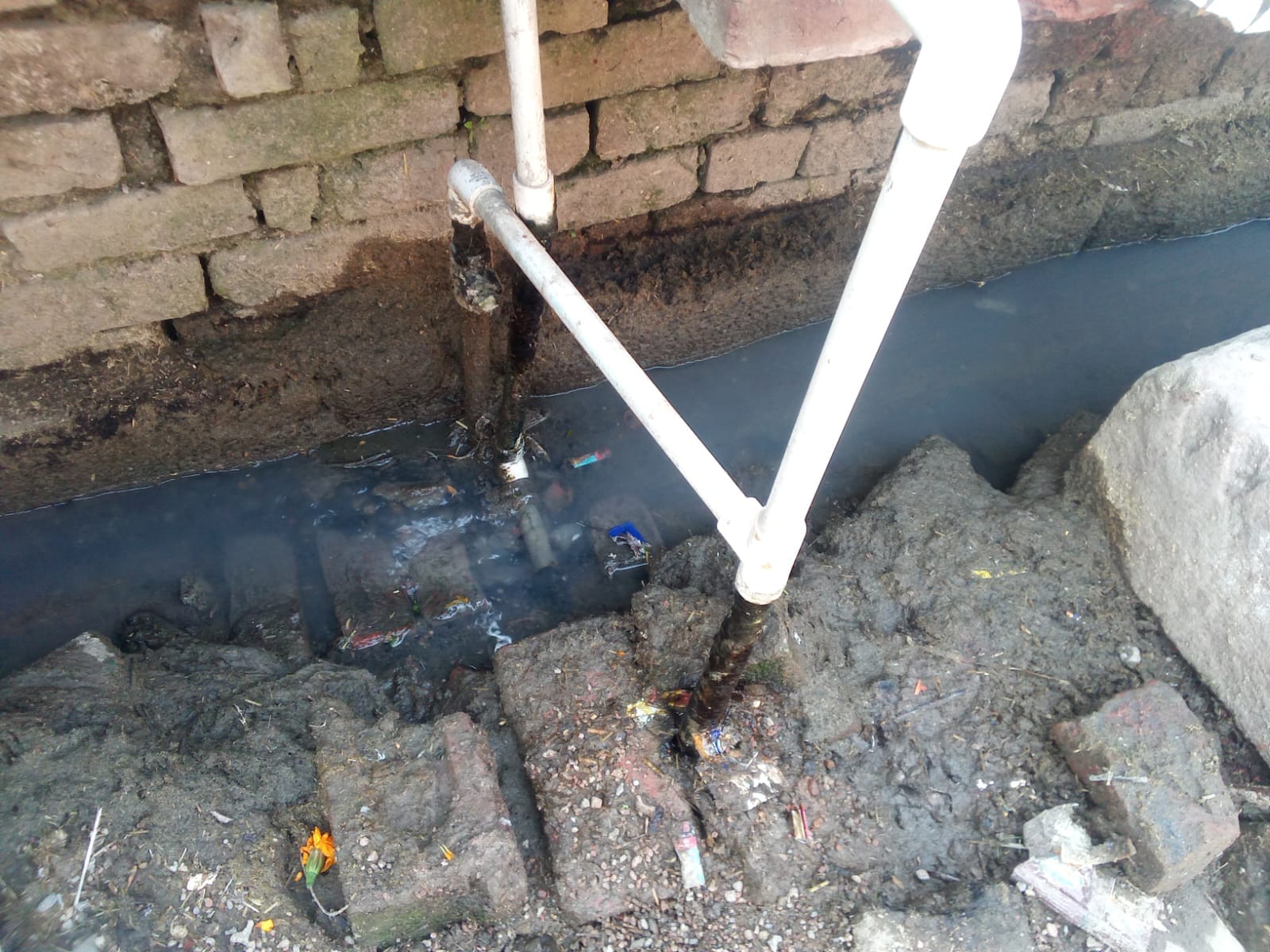 फोटो-32-गोविंदनगर की पाइपलाइन गंदे नाले में क्षतिग्रस्त हालत में। संवाद फोटो-32-गोविंदनगर की पाइपलाइन गंदे नाले में क्षतिग्रस्त हालत में। संवाद