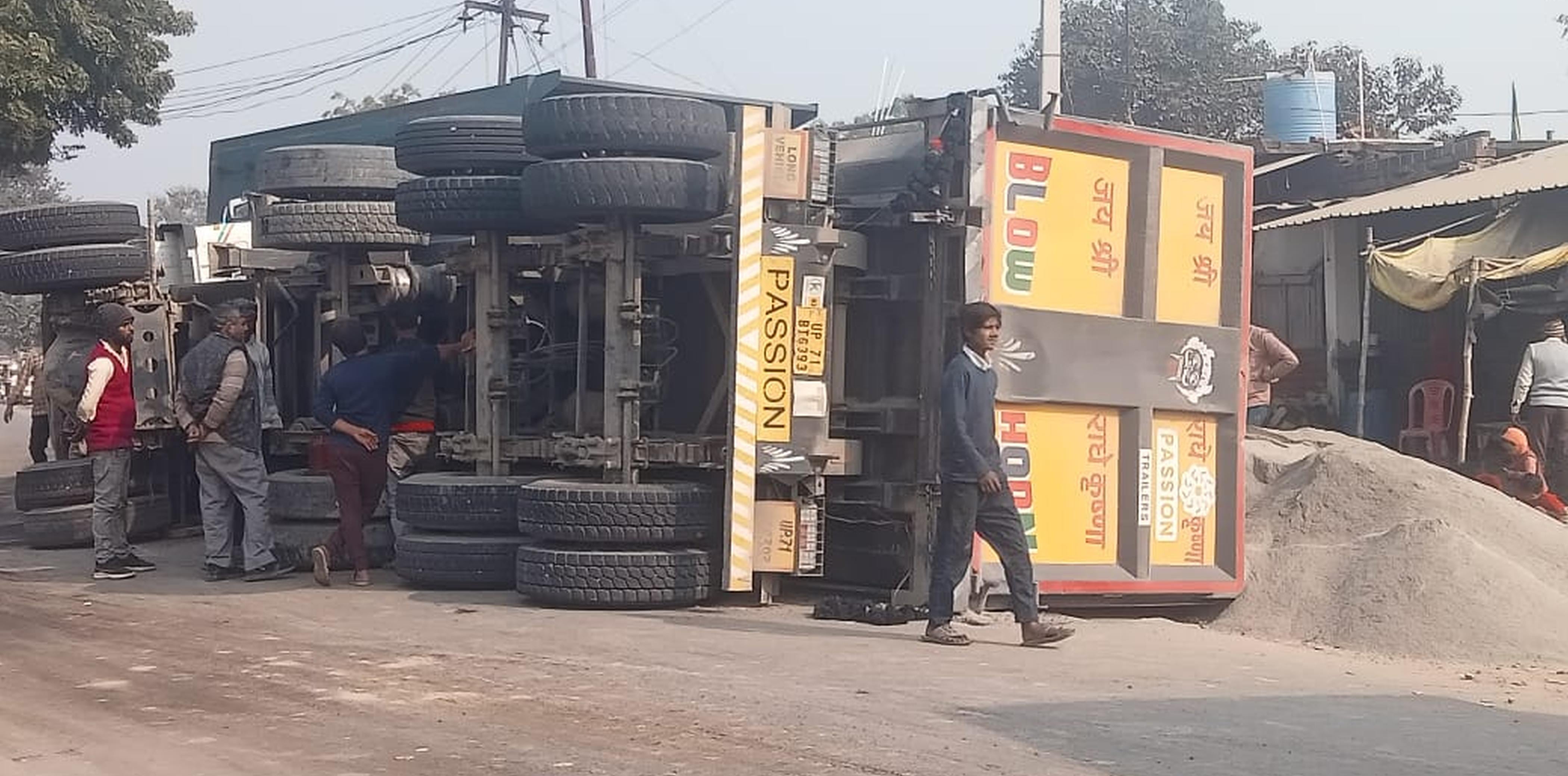 फोटो-36-गाजीपुर में पावर हाउस के सामने पलटा पड़ा ट्रक। संवाद फोटो-36-गाजीपुर में पावर हाउस के सामने पलटा पड़ा ट्रक। संवाद