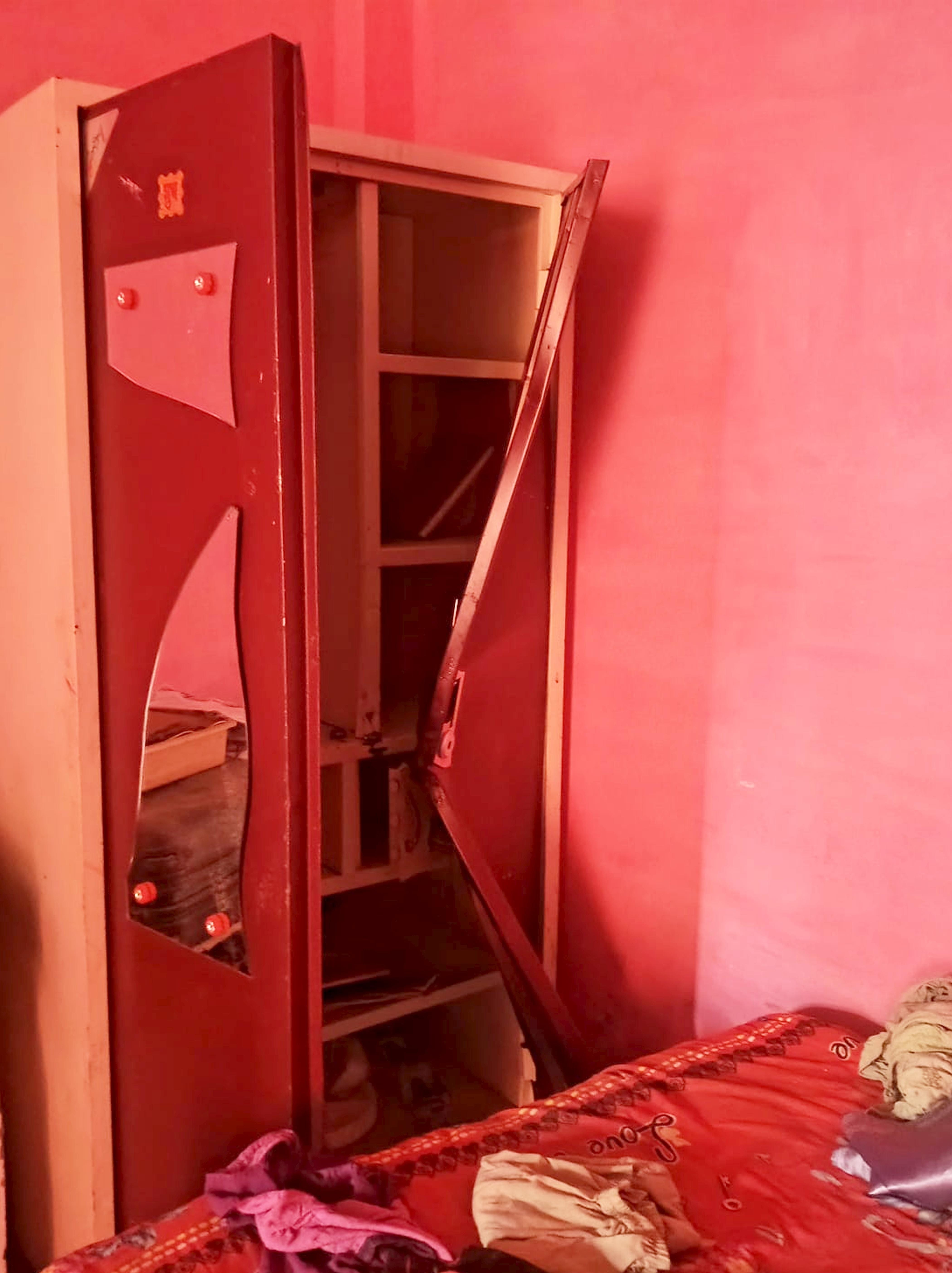 फोटो-37-चोरी के बाद टूटी पड़ी अलमारी और बिखरा सामान। संवाद