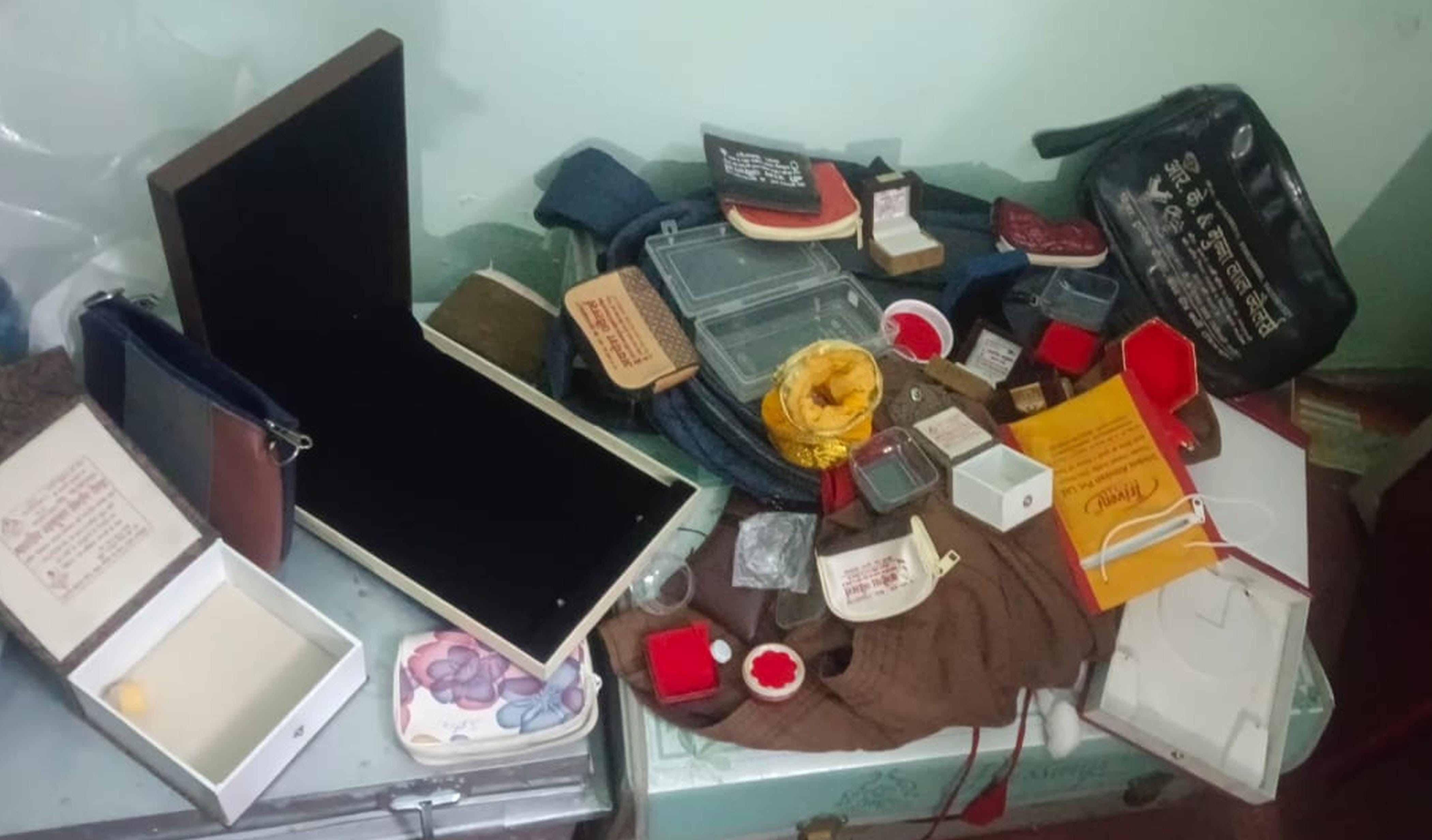 फोटो 42- चोरी के बाद जेवरातों के खाली पड़े डिब्बे। संवाद