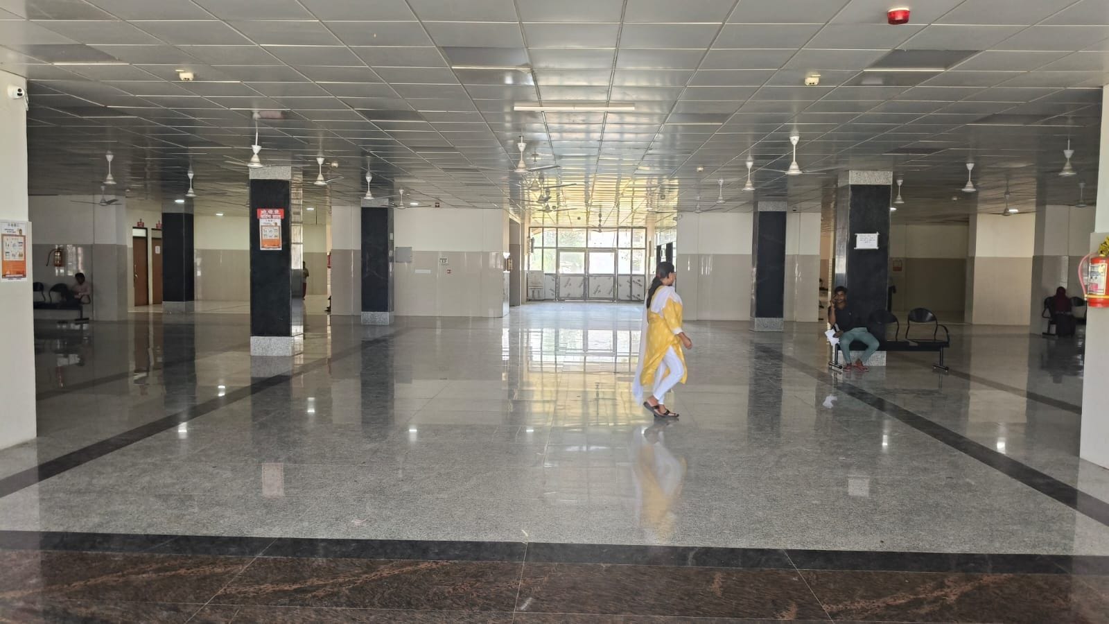 फोटो-6- बीघापुर 100 बेड अस्पताल में लगी मरीजों की भीड़। संवाद