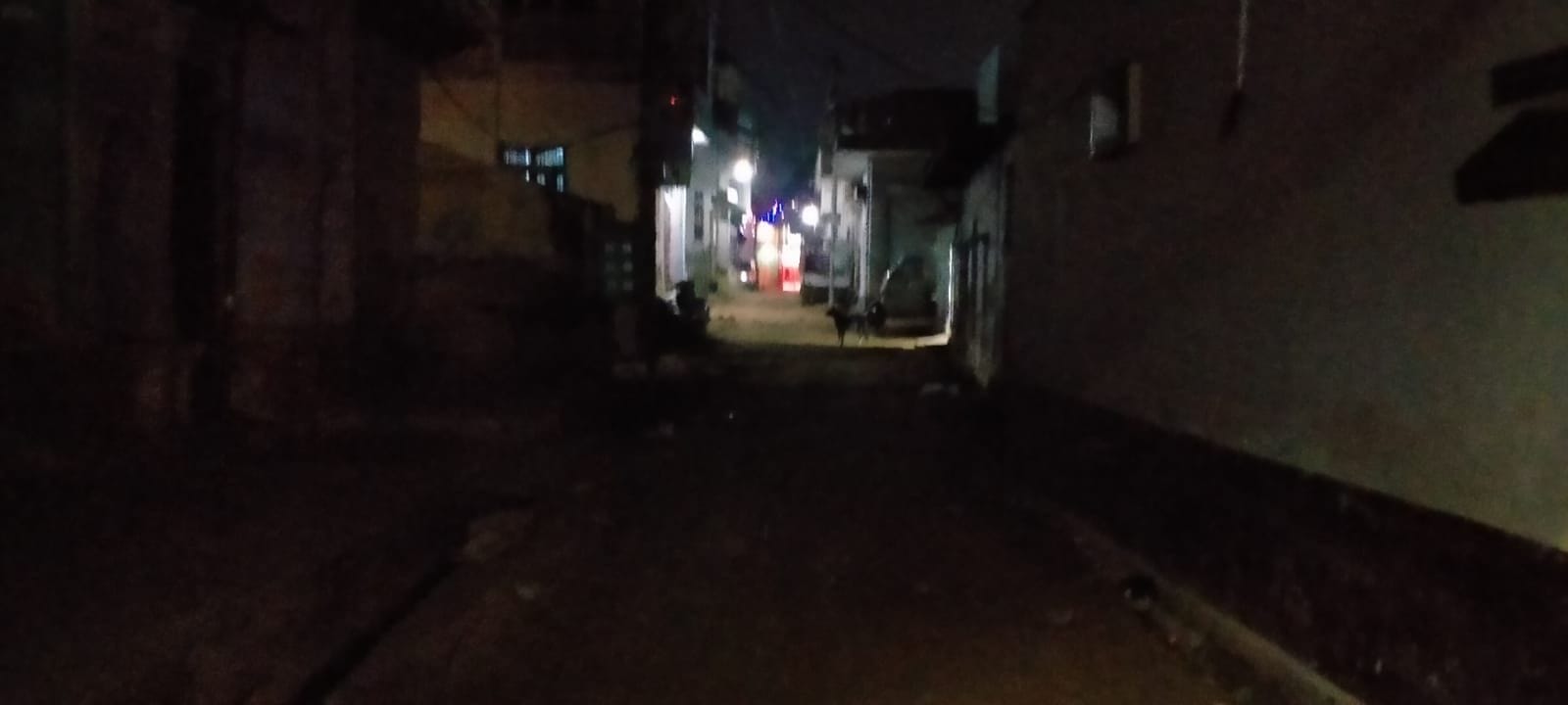 फोटो संख्या:63- रात 7:35 बजे सिनेमा रोड पर स्ट्रीट लाइट खराब होने के कारण छाया अंधेरा--संवाद फोटो संख्या:63- रात 7:35 बजे सिनेमा रोड पर स्ट्रीट लाइट खराब होने के कारण छाया अंधेरा--संवाद