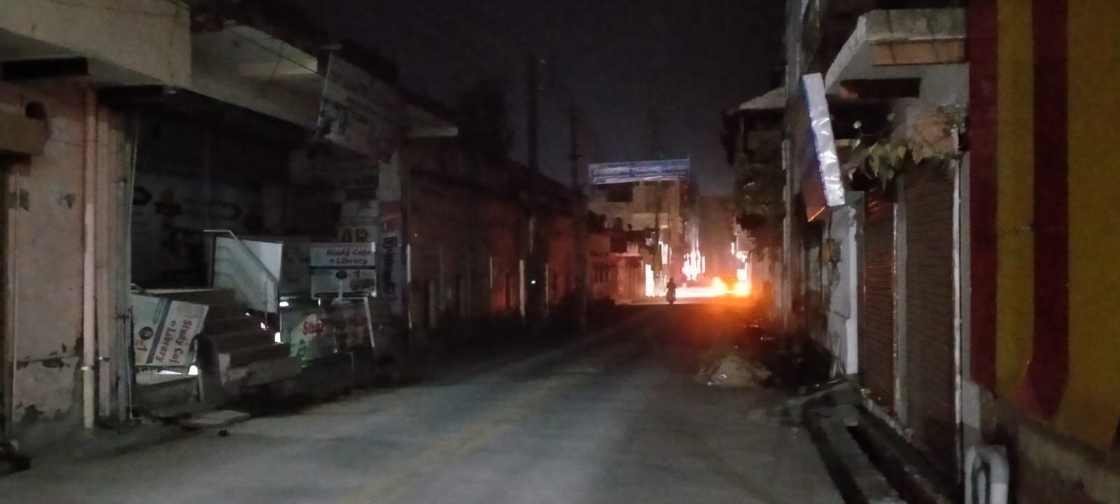 फोटो संख्या:63- रात 7:35 बजे सिनेमा रोड पर स्ट्रीट लाइट खराब होने के कारण छाया अंधेरा--संवाद फोटो संख्या:63- रात 7:35 बजे सिनेमा रोड पर स्ट्रीट लाइट खराब होने के कारण छाया अंधेरा--संवाद
