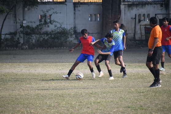फुटबॉल प्रतियोगिता के दौरान हुए मुकाबले में भिड़ते खिलाड़ी। फुटबॉल प्रतियोगिता के दौरान हुए मुकाबले में भिड़ते खिलाड़ी।