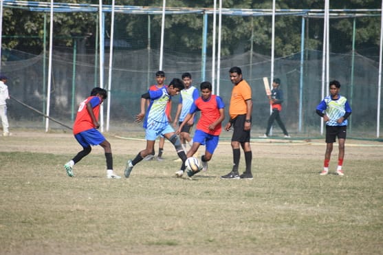 फुटबॉल प्रतियोगिता के दौरान हुए मुकाबले में भिड़ते खिलाड़ी। फुटबॉल प्रतियोगिता के दौरान हुए मुकाबले में भिड़ते खिलाड़ी।