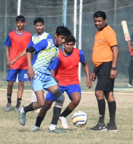 फुटबॉल प्रतियोगिता के दौरान हुए मुकाबले में भिड़ते खिलाड़ी। फुटबॉल प्रतियोगिता के दौरान हुए मुकाबले में भिड़ते खिलाड़ी।