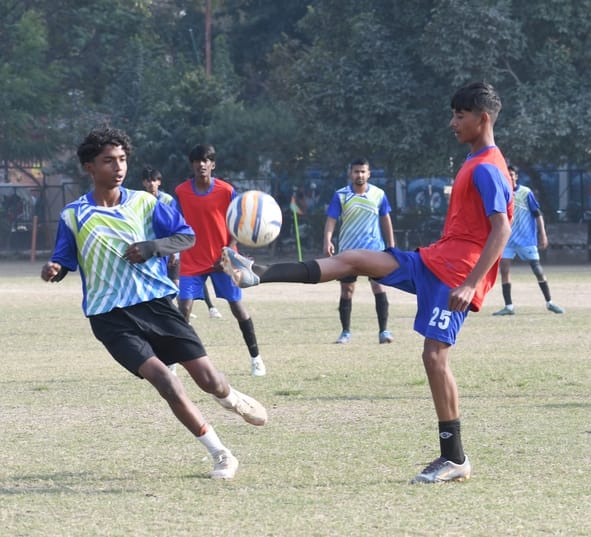 फुटबॉल प्रतियोगिता के दौरान हुए मुकाबले में भिड़ते खिलाड़ी। फुटबॉल प्रतियोगिता के दौरान हुए मुकाबले में भिड़ते खिलाड़ी।