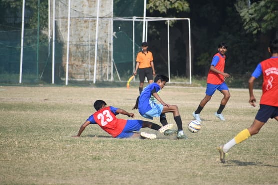 फुटबॉल प्रतियोगिता के दौरान हुए मुकाबले में भिड़ते खिलाड़ी। फुटबॉल प्रतियोगिता के दौरान हुए मुकाबले में भिड़ते खिलाड़ी।