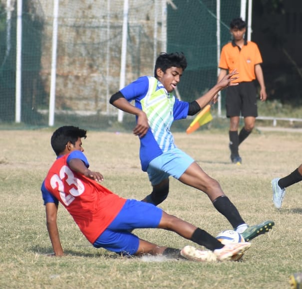 फुटबॉल प्रतियोगिता के दौरान हुए मुकाबले में भिड़ते खिलाड़ी। फुटबॉल प्रतियोगिता के दौरान हुए मुकाबले में भिड़ते खिलाड़ी।