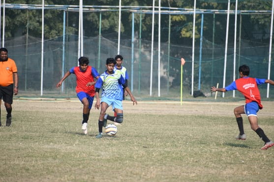फुटबॉल प्रतियोगिता के दौरान हुए मुकाबले में भिड़ते खिलाड़ी। फुटबॉल प्रतियोगिता के दौरान हुए मुकाबले में भिड़ते खिलाड़ी।