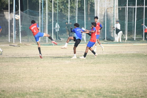 फुटबॉल प्रतियोगिता के दौरान हुए मुकाबले में भिड़ते खिलाड़ी। फुटबॉल प्रतियोगिता के दौरान हुए मुकाबले में भिड़ते खिलाड़ी।